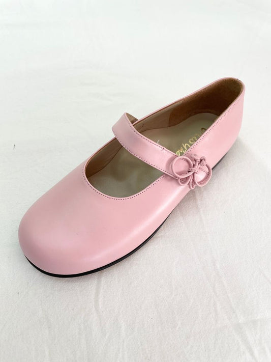 Zapato con adorno en broche de mariposa