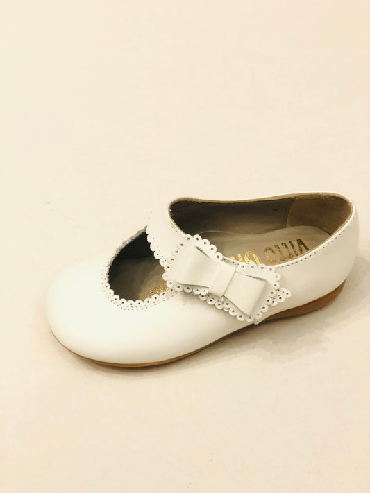 Zapatos con moño de lado en broche.