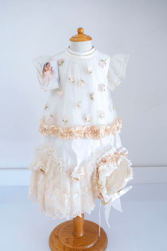 Vestido para Bautizo con mangas cortas de tul, encaje y flores. Monica