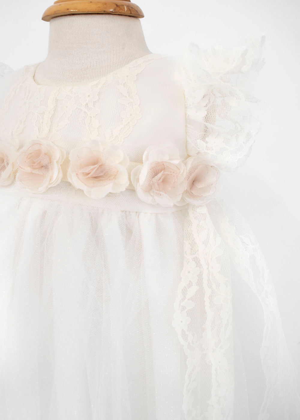 Ropón para Bautizo con capota , encaje y flores en la cintura. Lia - Ceremonias Anny