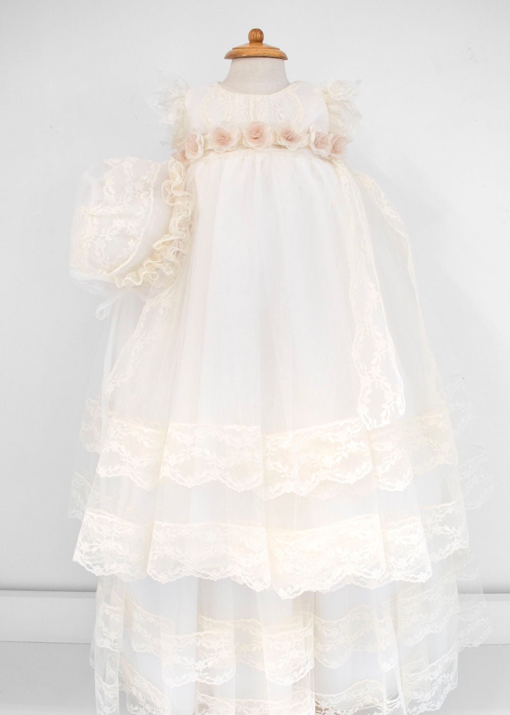 Ropón para Bautizo con capota , encaje y flores en la cintura. Lia - Ceremonias Anny