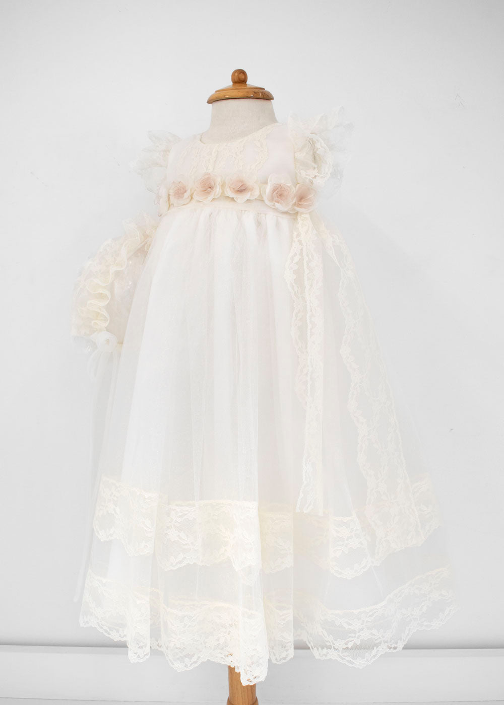 Ropón para Bautizo con capota , encaje y flores en la cintura. Lia - Ceremonias Anny