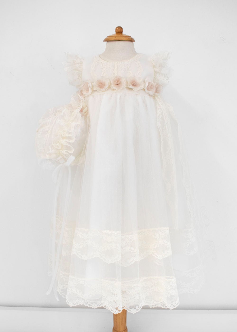 Ropón para Bautizo con capota , encaje y flores en la cintura. Lia - Ceremonias Anny