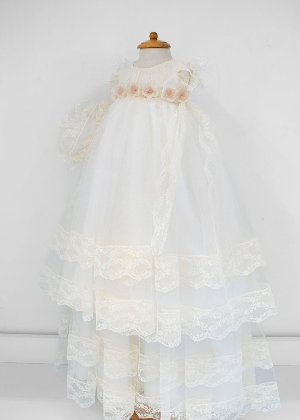 Ropón para Bautizo con capota , encaje y flores en la cintura. Lia - Ceremonias Anny