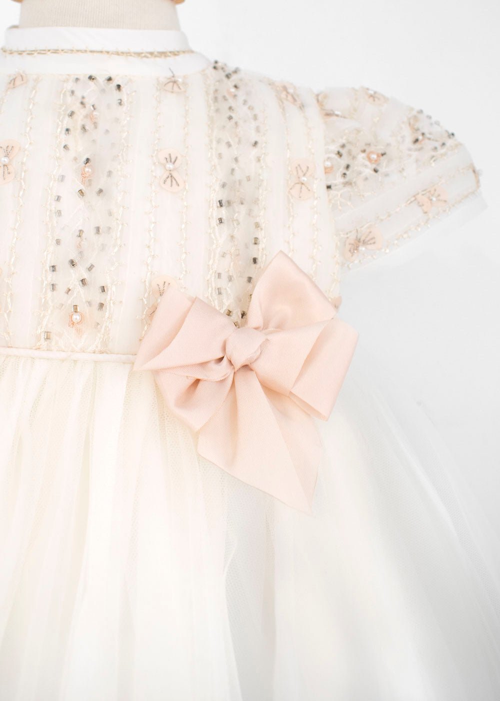 Ropon para Bautizo con Tul, Lentejuelas y moños . Aura - Ceremonias Anny