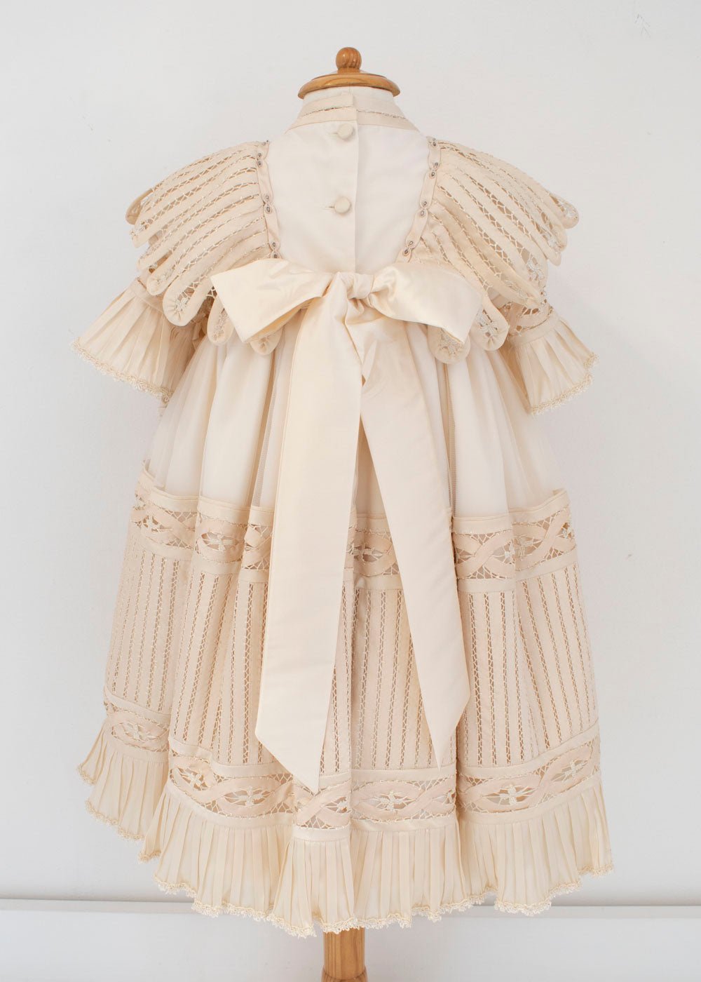 Ropon para Bautizo Encaje, Plisados y Bordado Suizo. Dafne - Ceremonias Anny