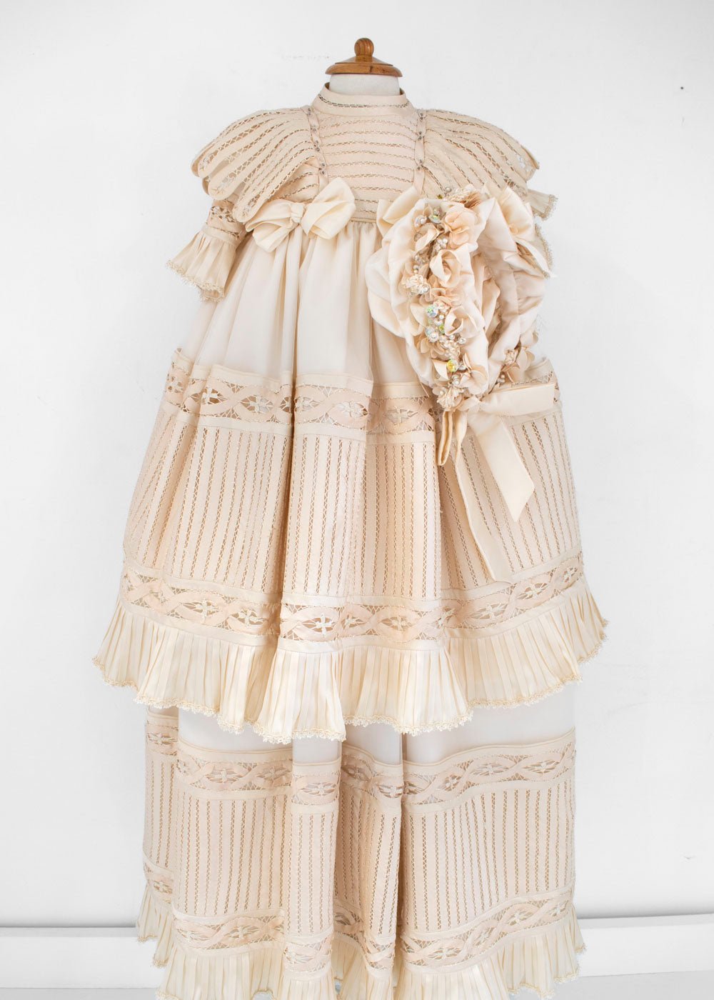 Ropon para Bautizo Encaje, Plisados y Bordado Suizo. Dafne - Ceremonias Anny