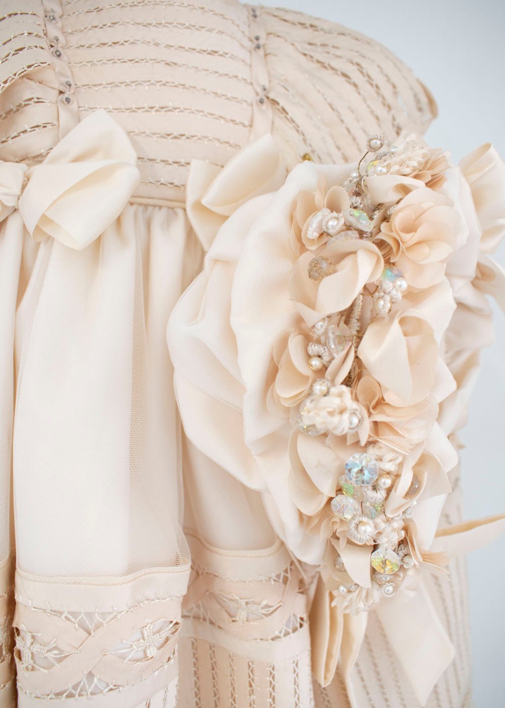 Ropon para Bautizo Encaje, Plisados y Bordado Suizo. Dafne - Ceremonias Anny