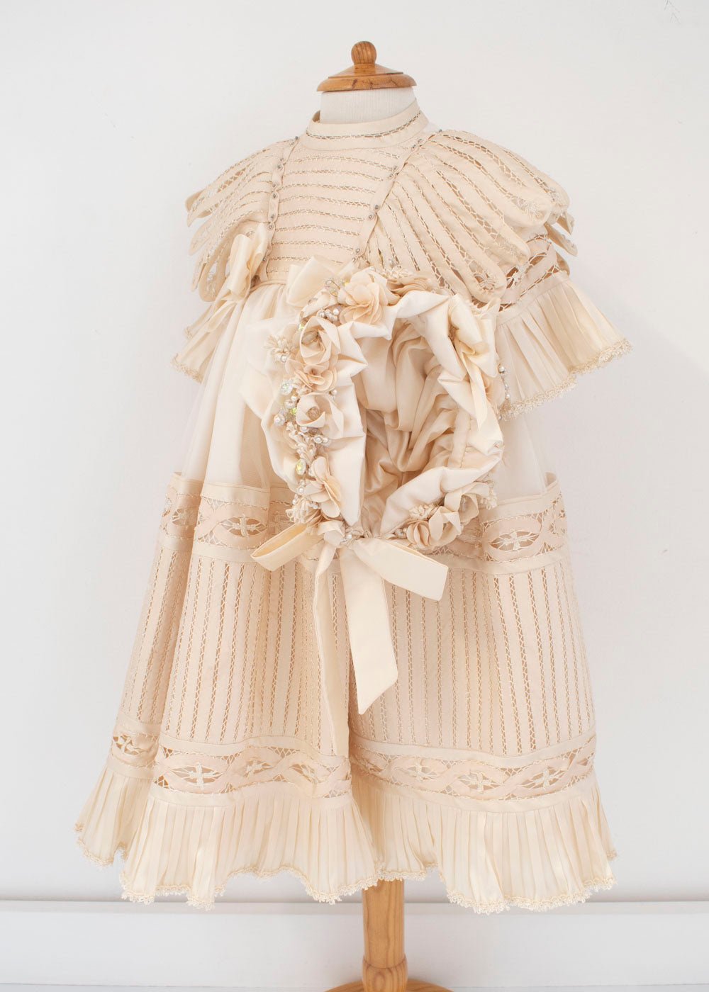 Ropon para Bautizo Encaje, Plisados y Bordado Suizo. Dafne - Ceremonias Anny