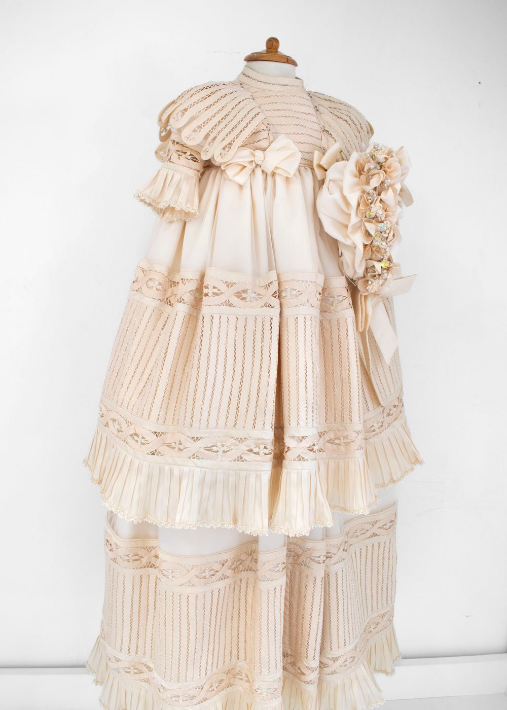 Ropon para Bautizo Encaje, Plisados y Bordado Suizo. Dafne - Ceremonias Anny