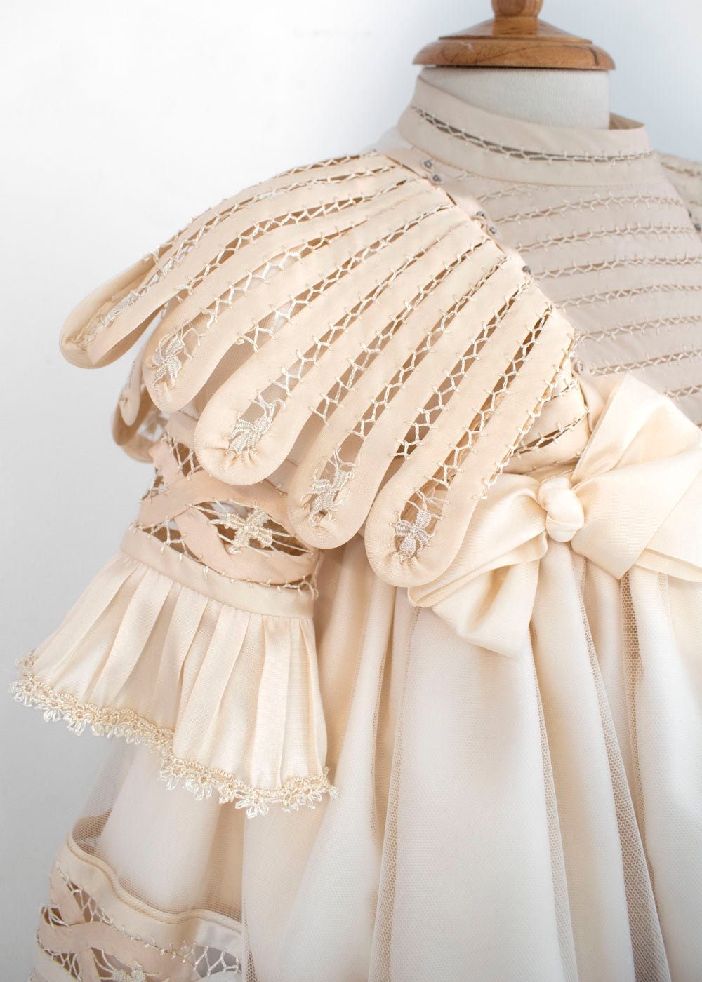 Ropon para Bautizo Encaje, Plisados y Bordado Suizo. Dafne - Ceremonias Anny
