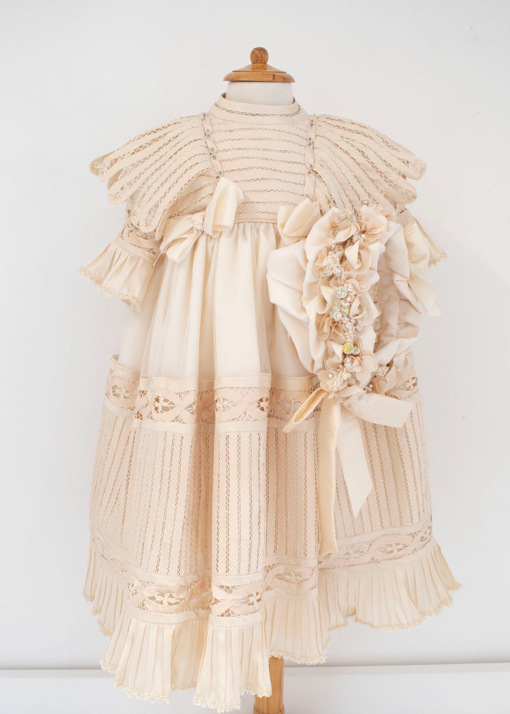 Ropon para Bautizo Encaje, Plisados y Bordado Suizo. Dafne - Ceremonias Anny