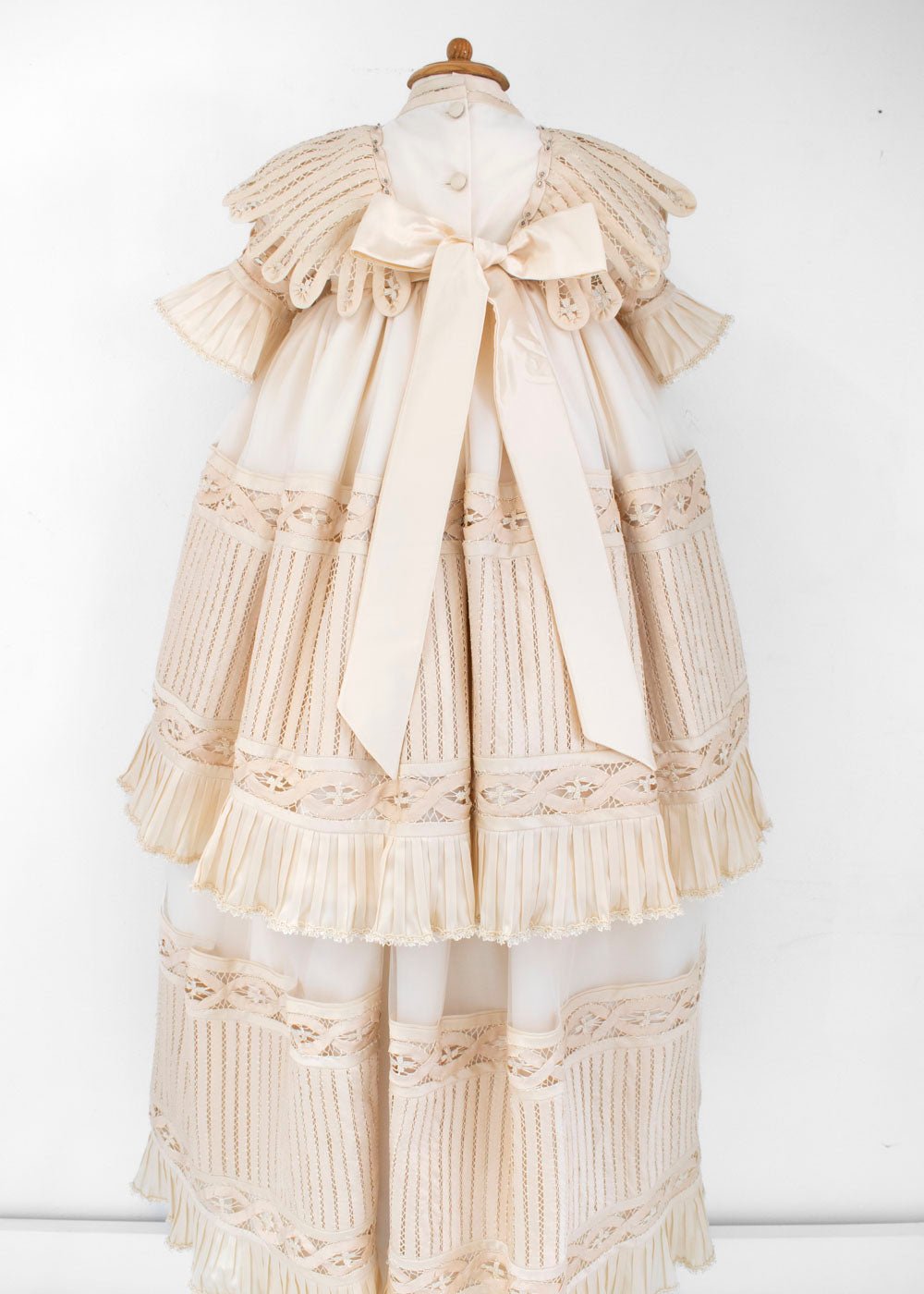 Ropon para Bautizo Encaje, Plisados y Bordado Suizo. Dafne - Ceremonias Anny