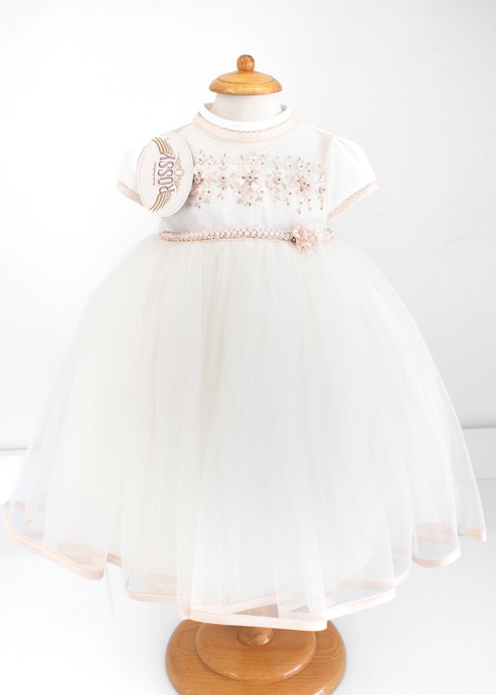 Vestido para bautizo, bordado, con flores y cinta trenzada. Kristen - Ceremonias Anny