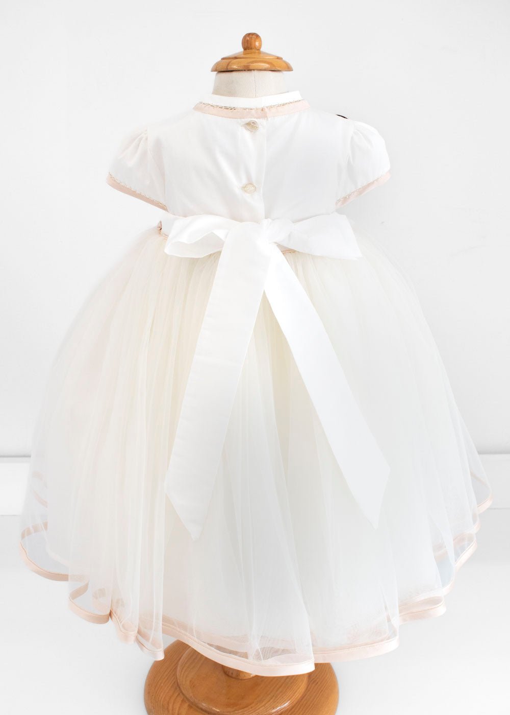 Vestido para bautizo, bordado, con flores y cinta trenzada. Kristen - Ceremonias Anny