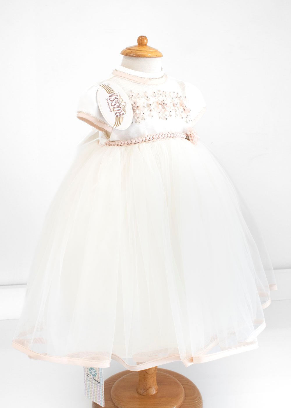 Vestido para bautizo, bordado, con flores y cinta trenzada. Kristen - Ceremonias Anny