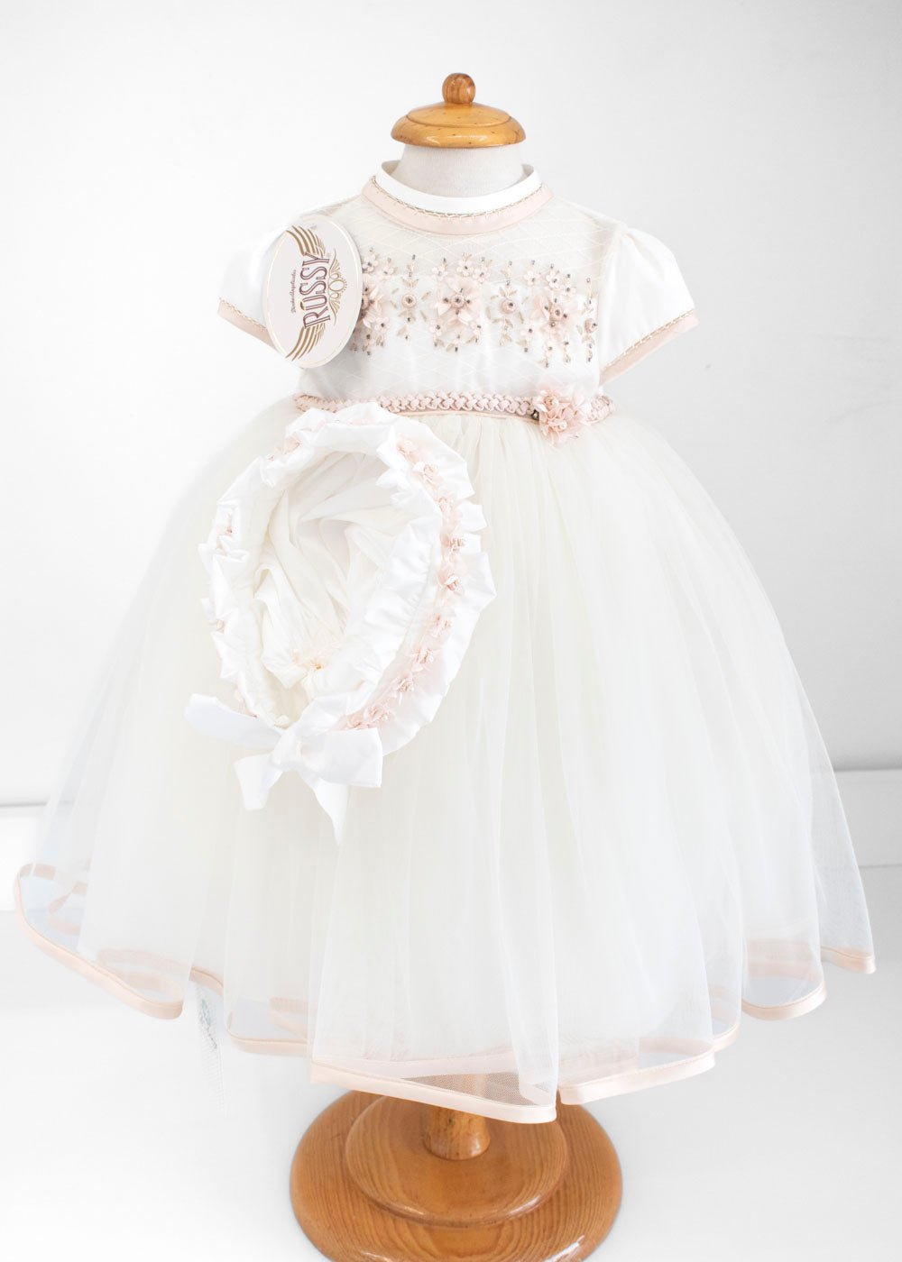 Vestido para bautizo, bordado, con flores y cinta trenzada. Kristen - Ceremonias Anny