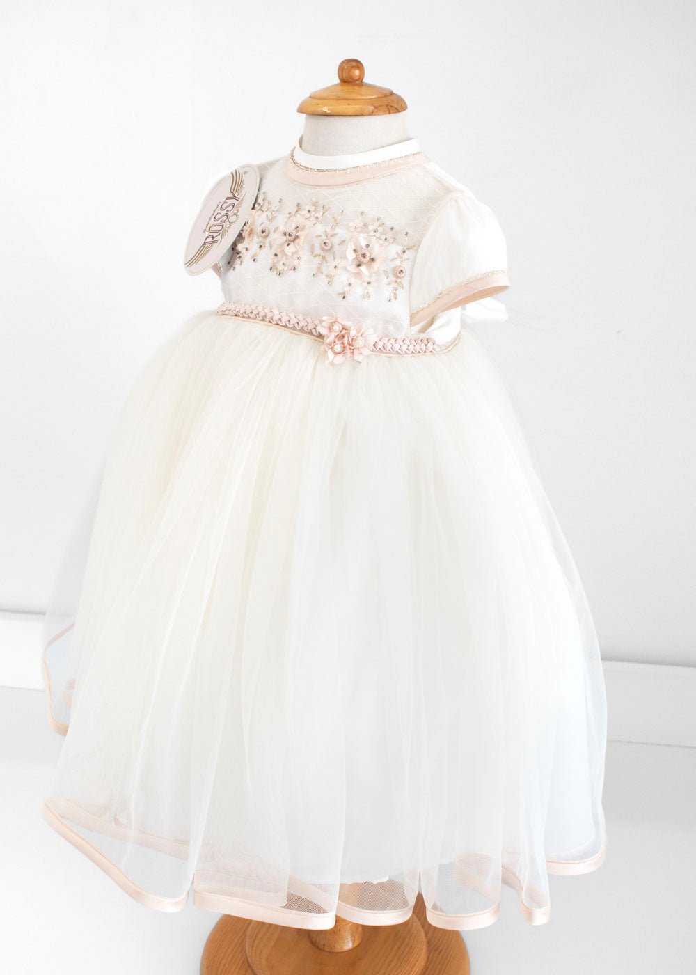 Vestido para bautizo, bordado, con flores y cinta trenzada. Kristen - Ceremonias Anny