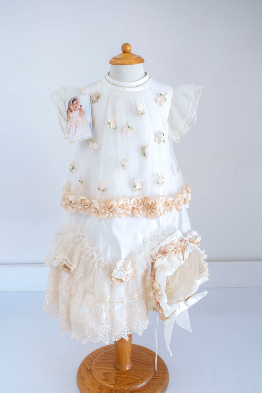 Vestido para Bautizo con mangas cortas de tul, encaje y flores. Monica - Ceremonias Anny