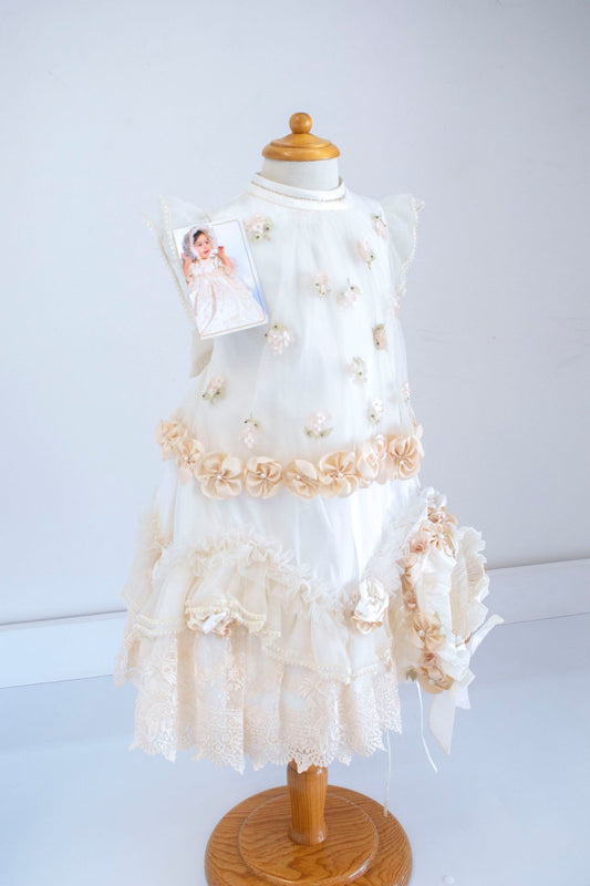 Vestido para Bautizo con mangas cortas de tul, encaje y flores. Monica - Ceremonias Anny