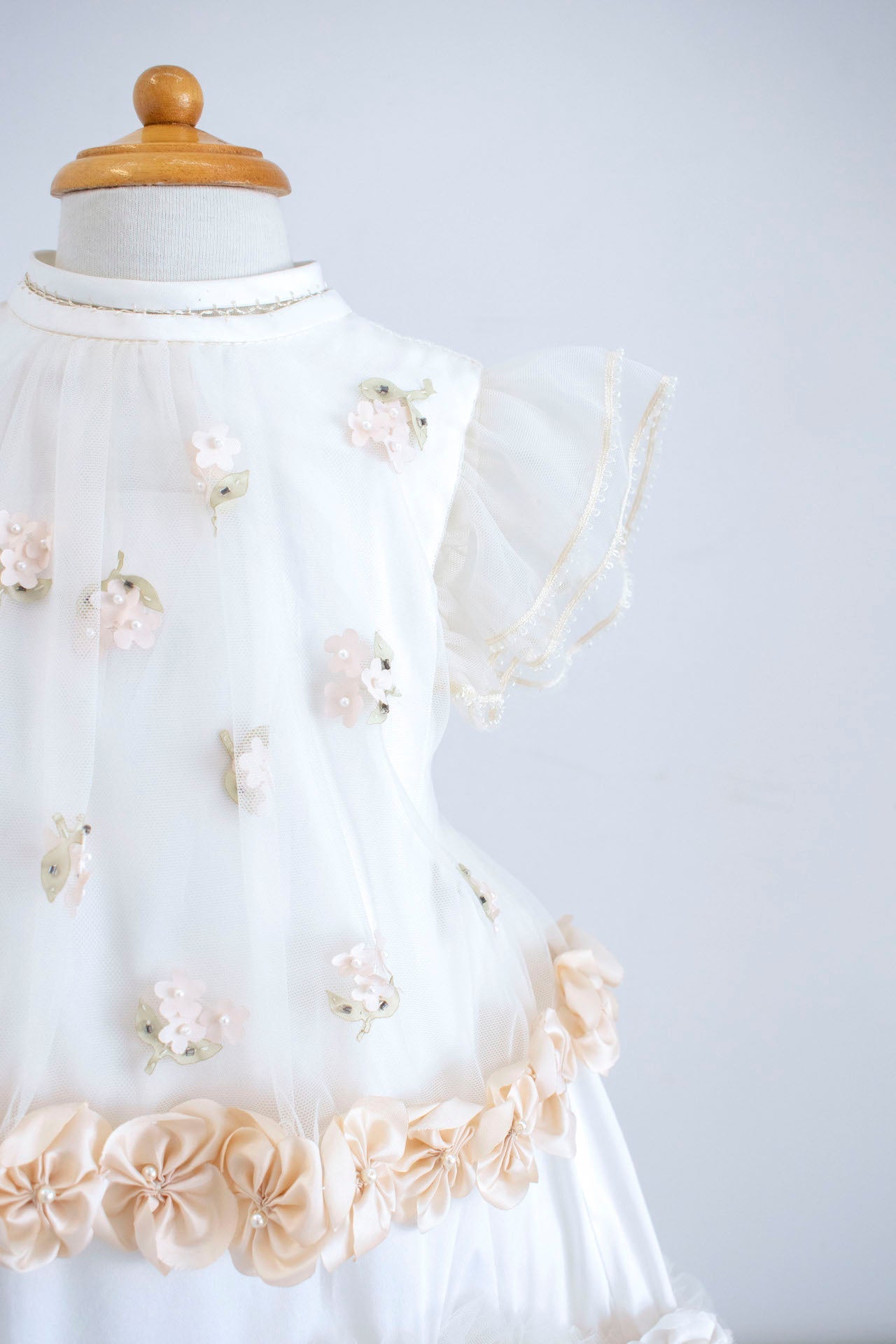 Vestido para Bautizo con mangas cortas de tul, encaje y flores. Monica - Ceremonias Anny