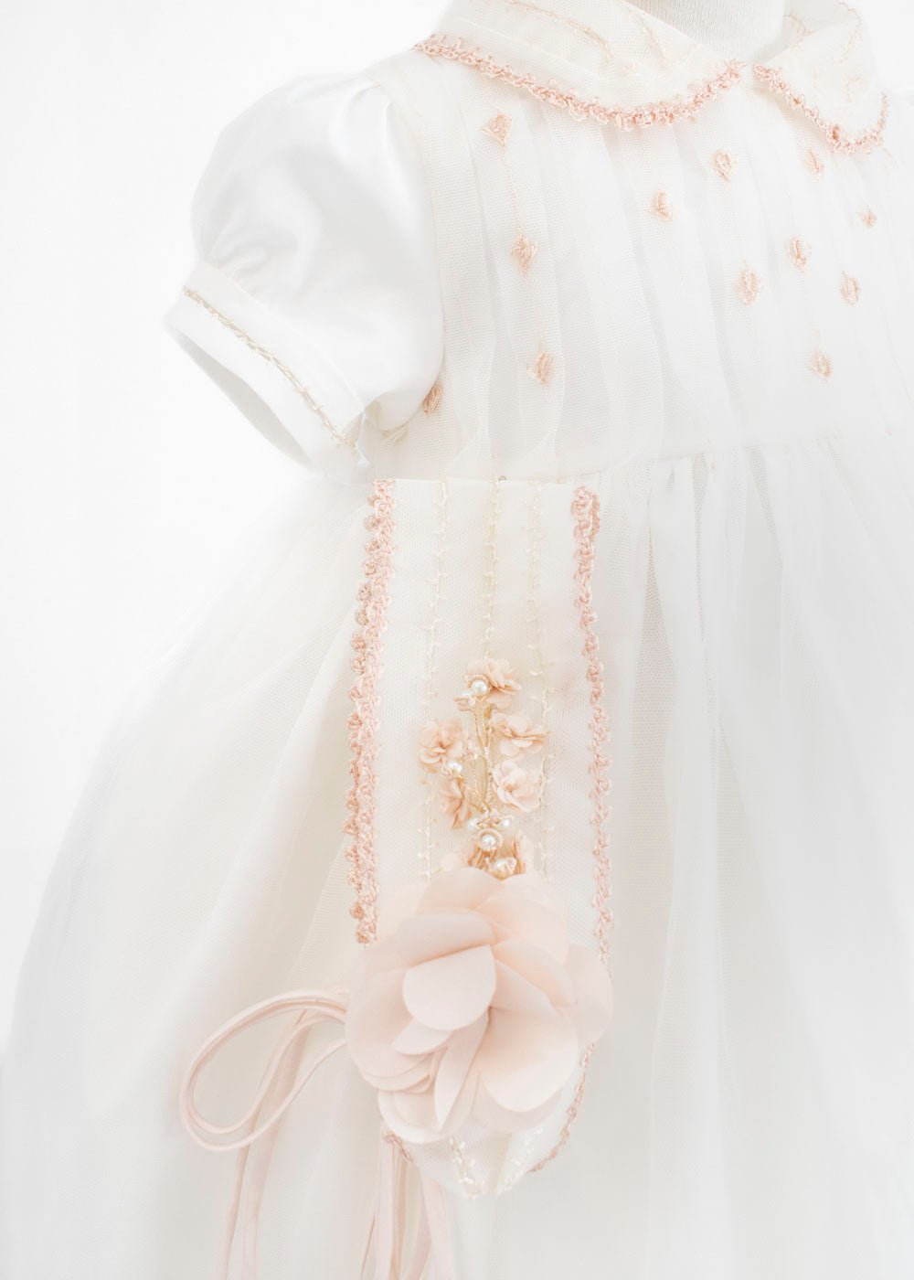 Vestido para bautizo de encaje, tul y diadema a juego con flores y perlas . Mariana - Ceremonias Anny