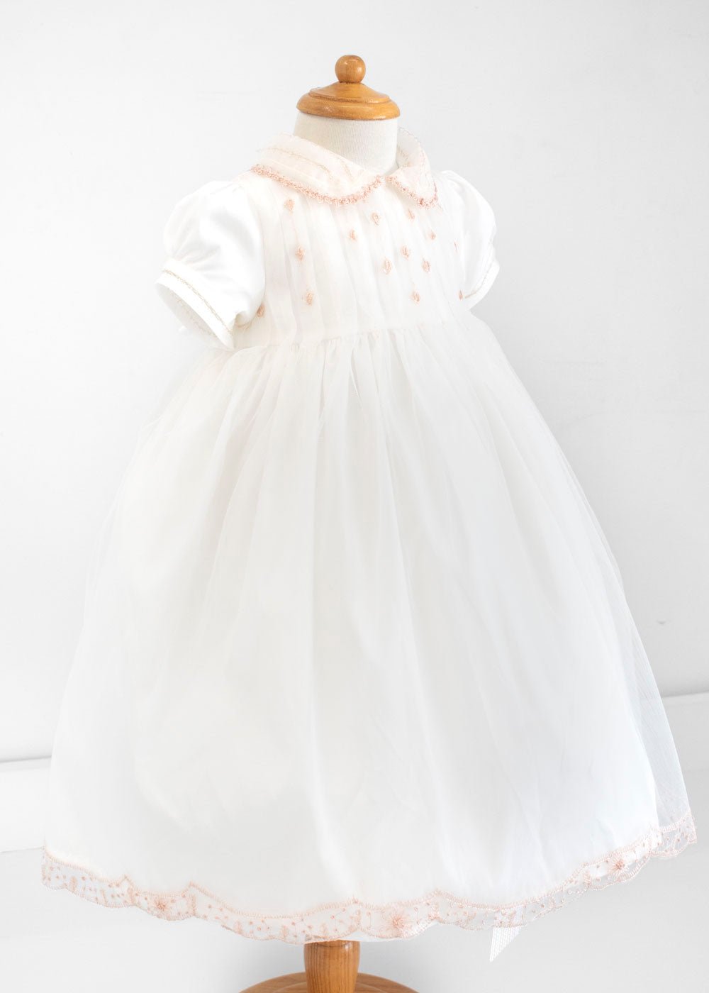 Vestido para bautizo de encaje, tul y diadema a juego con flores y perlas . Mariana - Ceremonias Anny