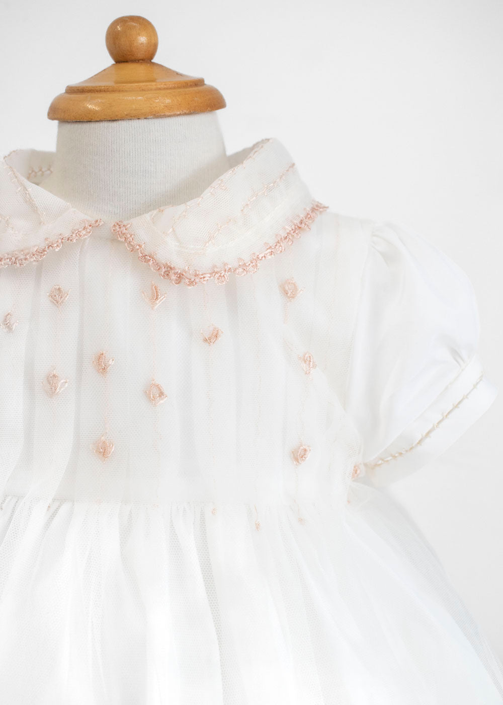 Vestido para bautizo de encaje, tul y diadema a juego con flores y perlas . Mariana - Ceremonias Anny