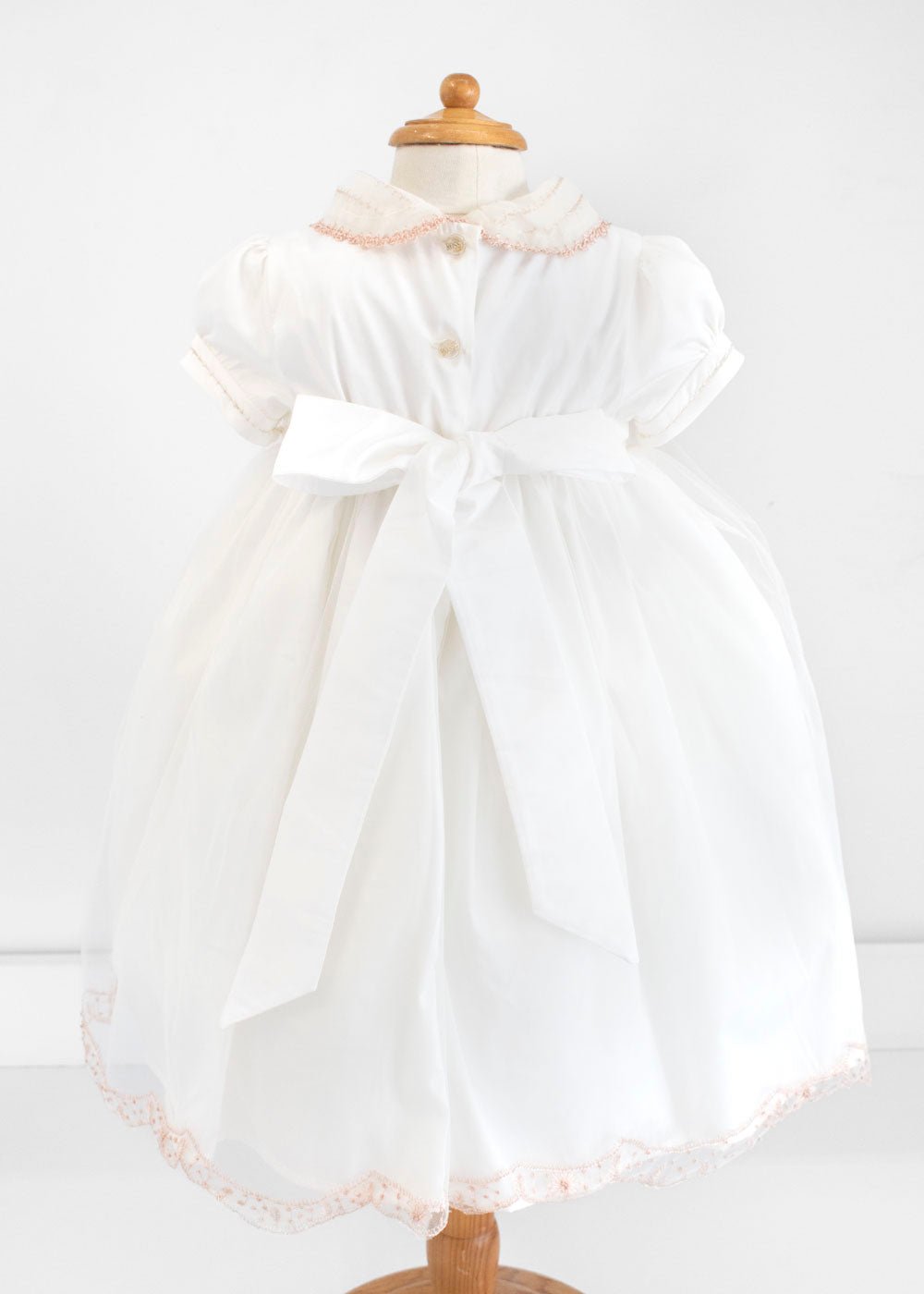 Vestido para bautizo de encaje, tul y diadema a juego con flores y perlas . Mariana - Ceremonias Anny