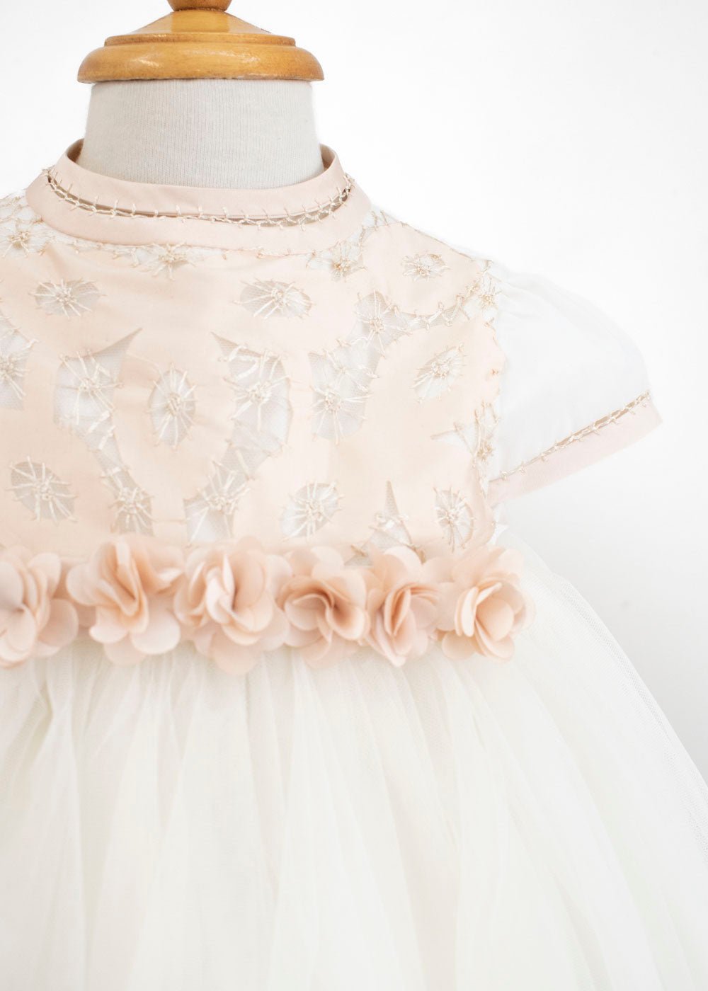 Vestido para bautizo de tul bordado y flores . Ariel - Ceremonias Anny