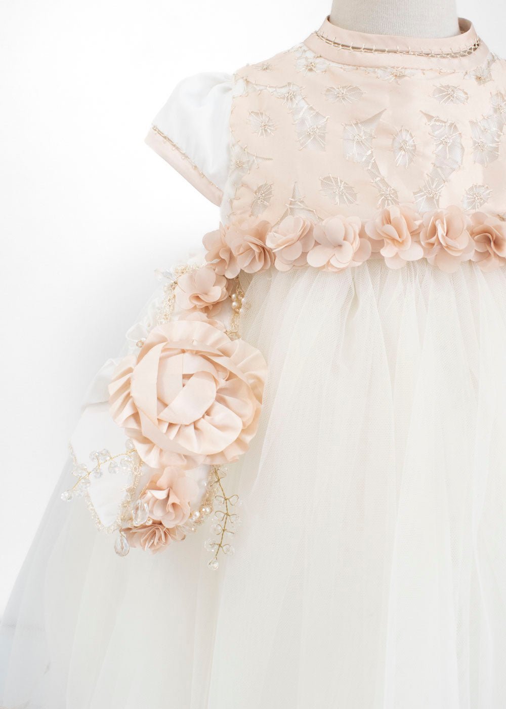 Vestido para bautizo de tul bordado y flores . Ariel - Ceremonias Anny