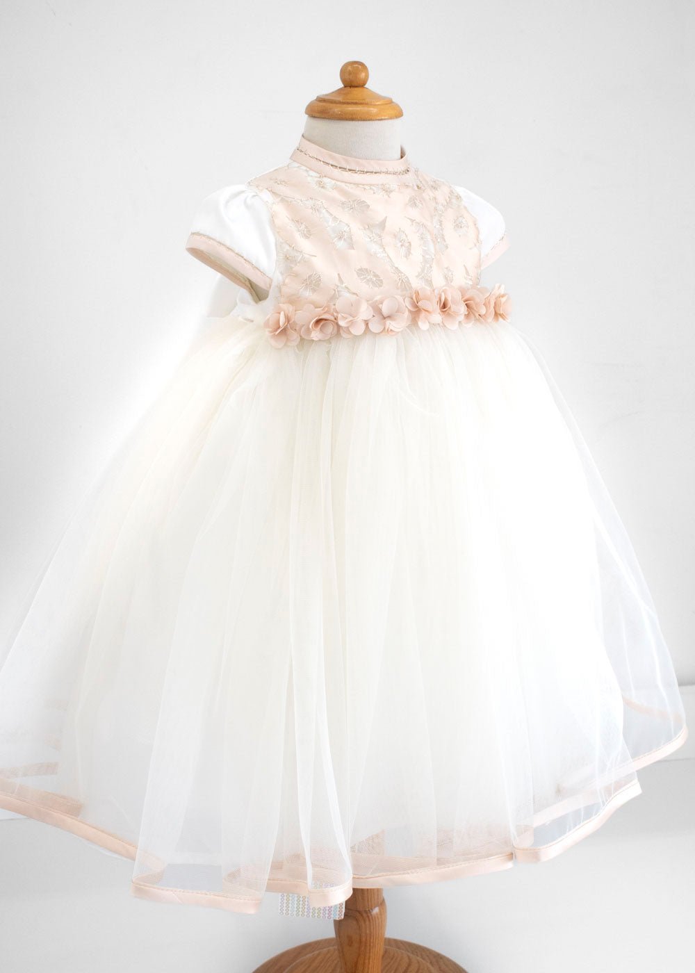 Vestido para bautizo de tul bordado y flores . Ariel - Ceremonias Anny