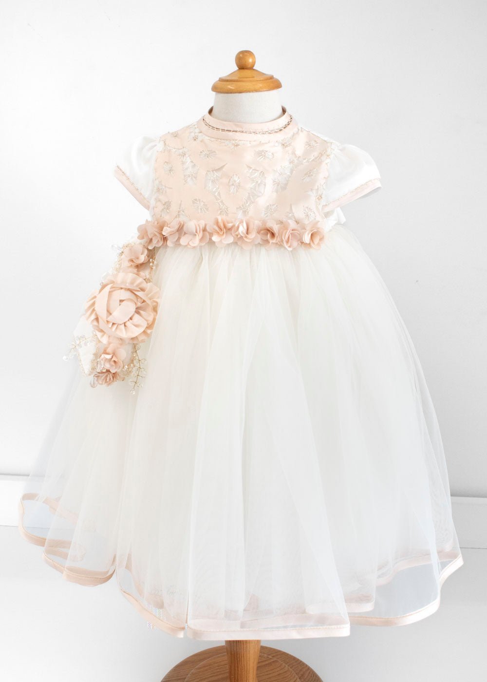 Vestido para bautizo de tul bordado y flores . Ariel - Ceremonias Anny