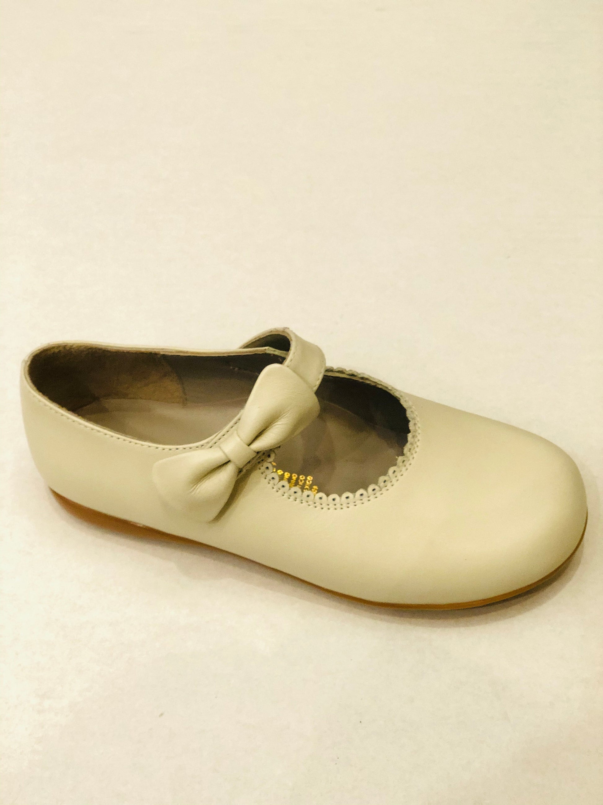 Zapato avena con moño - Ceremonias Anny