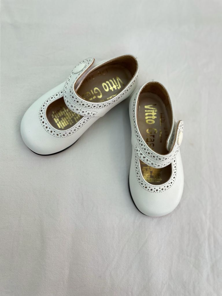 Zapato blanco con broche - Ceremonias Anny